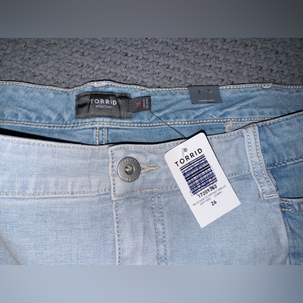 NWT TORRID Contrast Panel Mid Rise Shortie Short - Vintage Stretch Size 26 - Picture 7 of 7